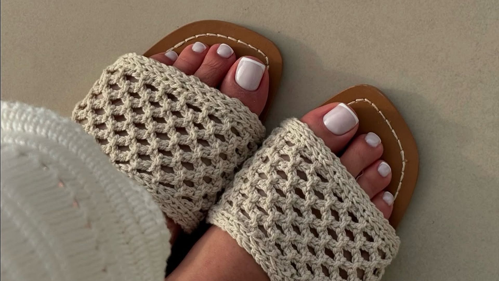 15 pedicuras que son perfectas para potenciar el bronceado: del azul bebé a la clásica francesa