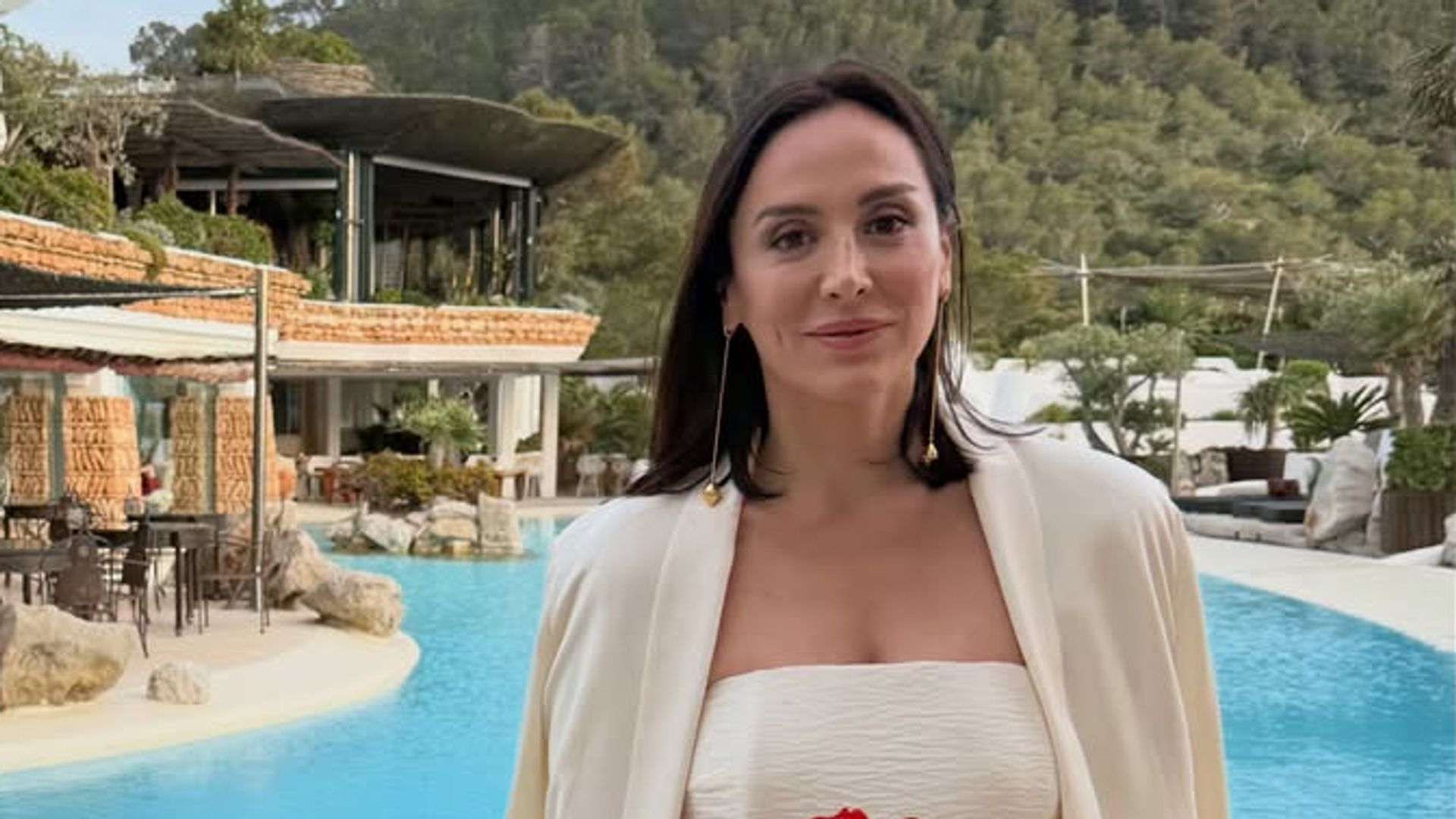 Tamara Falcó sorprende de boda en Ibiza con un look de invitada que desafía el protocolo: vestido marfil con grandes flores