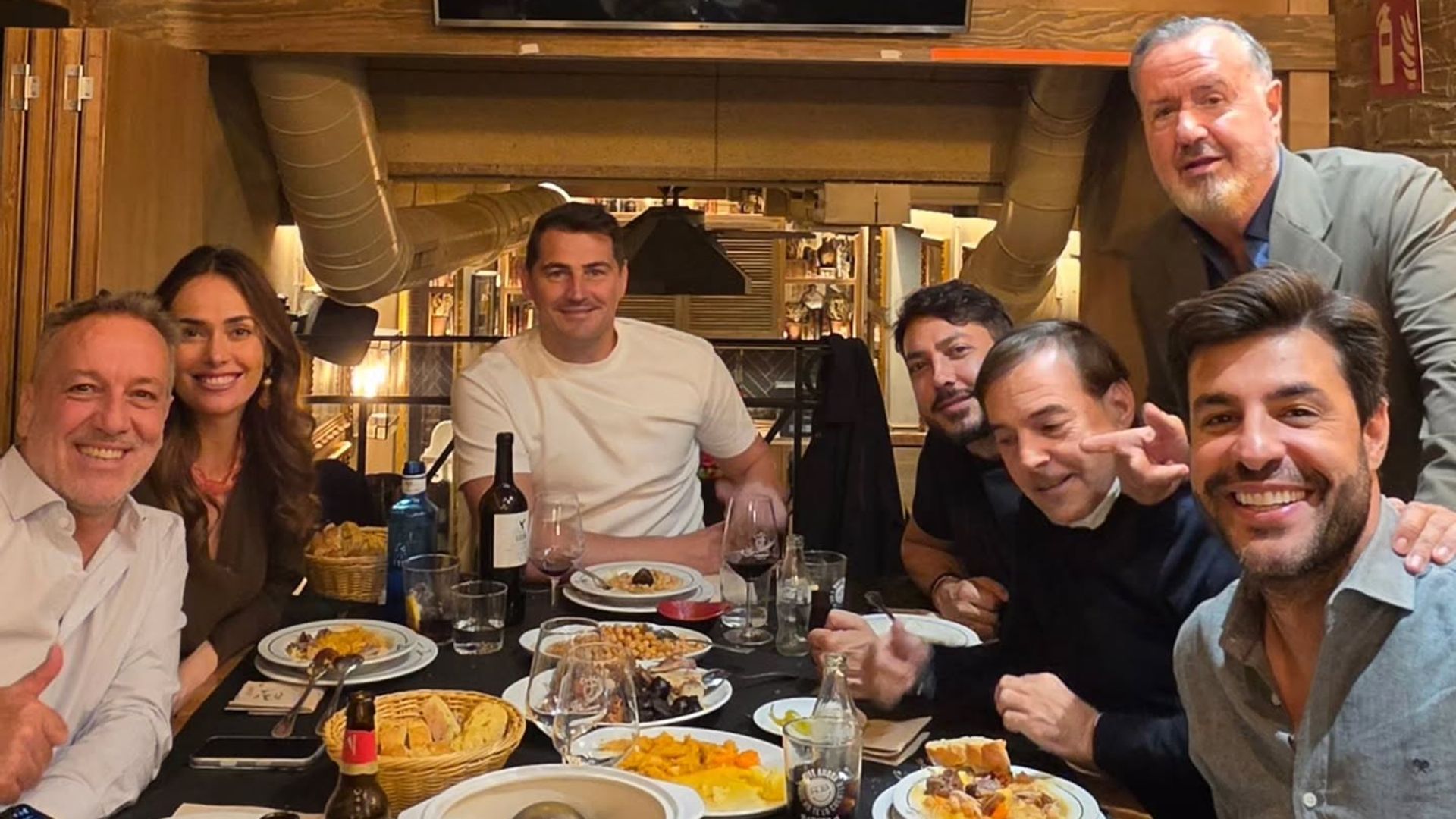 Iker Casillas e Irene Esser han disfrutado de un tradicional cocido madrileño junto a Miguel Torres y otros amigos
