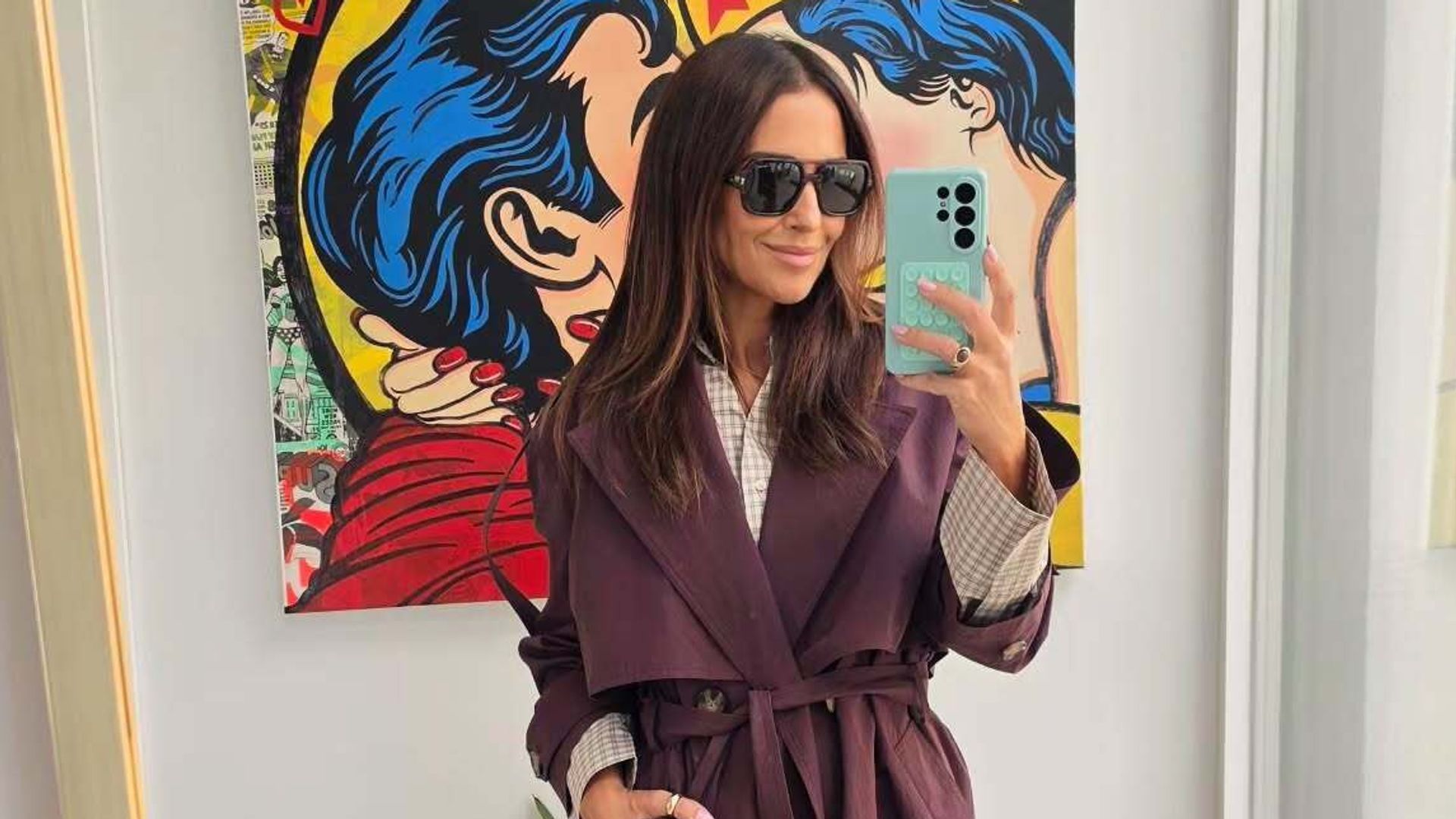 Paula Echevarría con la gabardina color berenjena de su colección con Primark