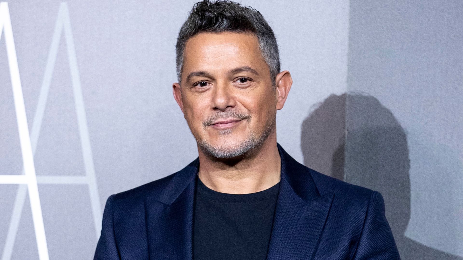 La polémica de Alejandro Sanz resumida en 2 minutos: el polémico beso, una fan y un comunicado urgente