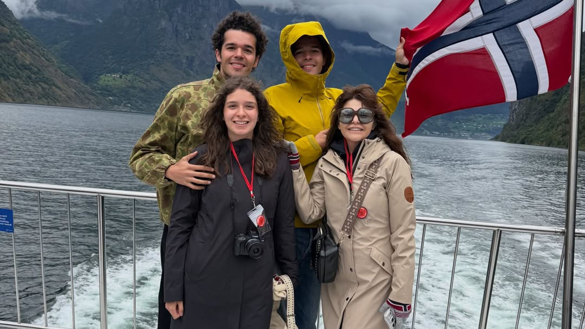 Itatí Cantoral con sus hijos Eduardo, Roberto y María en un fiordo en Noruega.