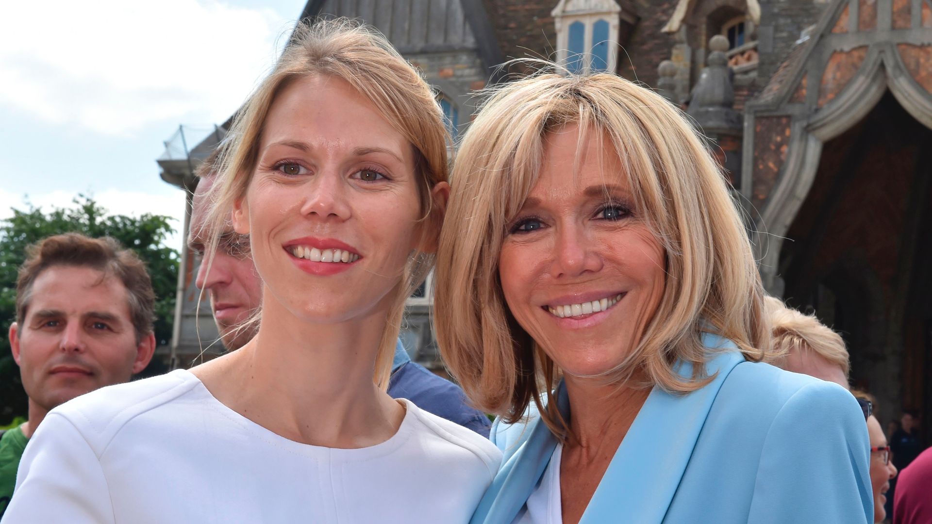 Brigitte Macron a la derecha con su hija Tiphaine credit should read PHILIPPE HUGUEN/AFP via Getty Images)
