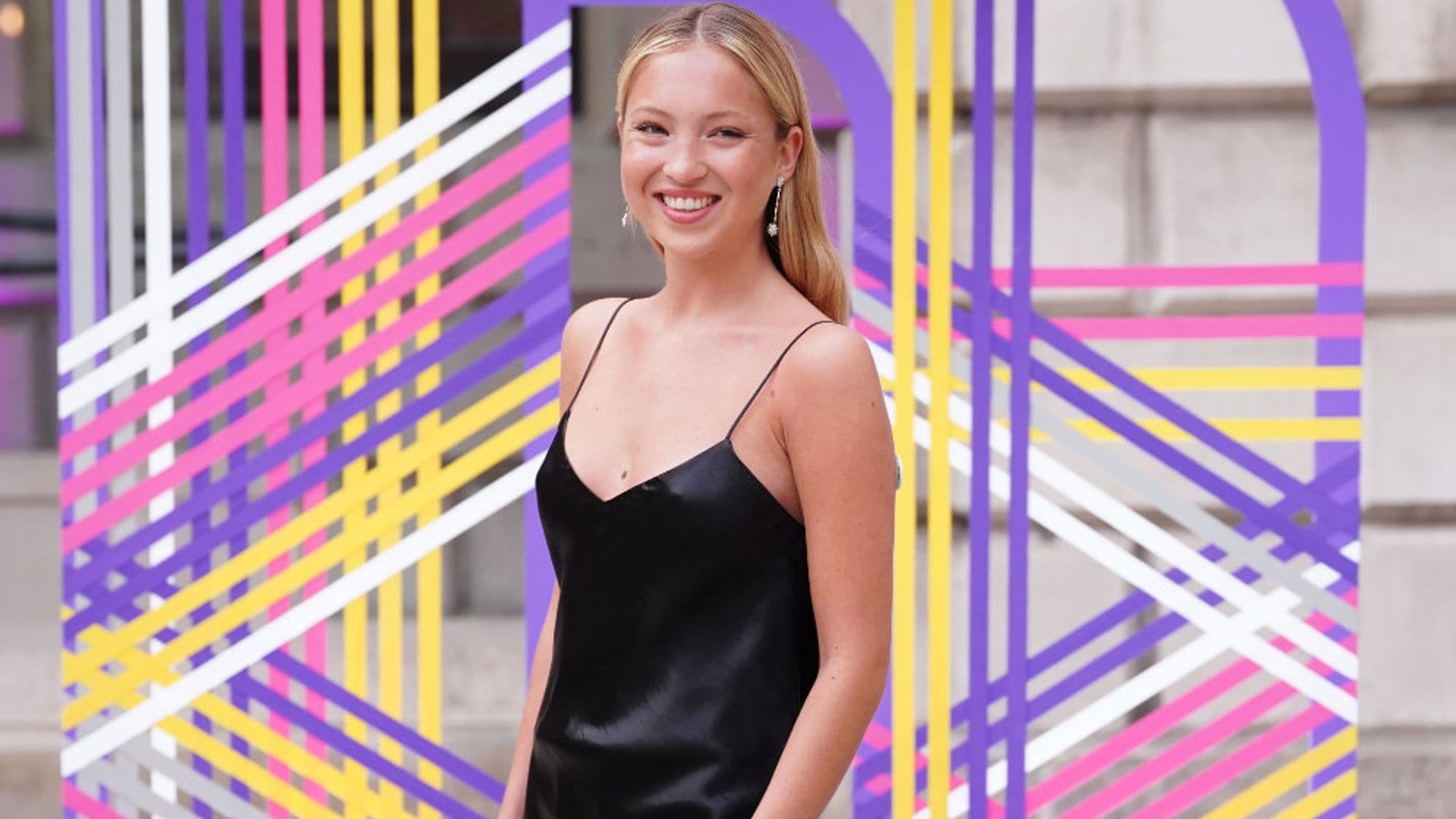 Lila Moss, la invitada más elegante con el 'slip dress' de los 90 inspirado en su madre