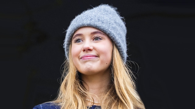 Primer plano de Josephine de Dinamarca con gorro de lana gris