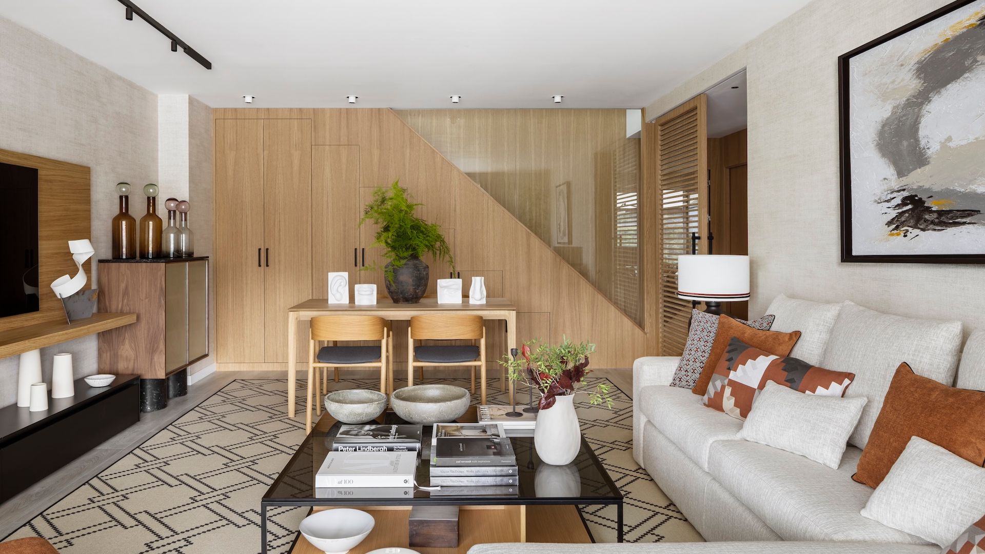 Salón con pared de madera. 