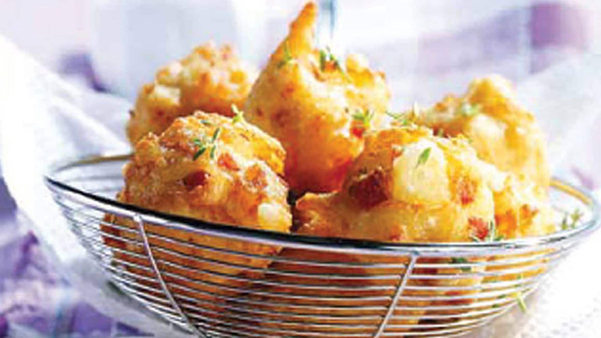 Buñuelos de jamón ibérico y queso con romero