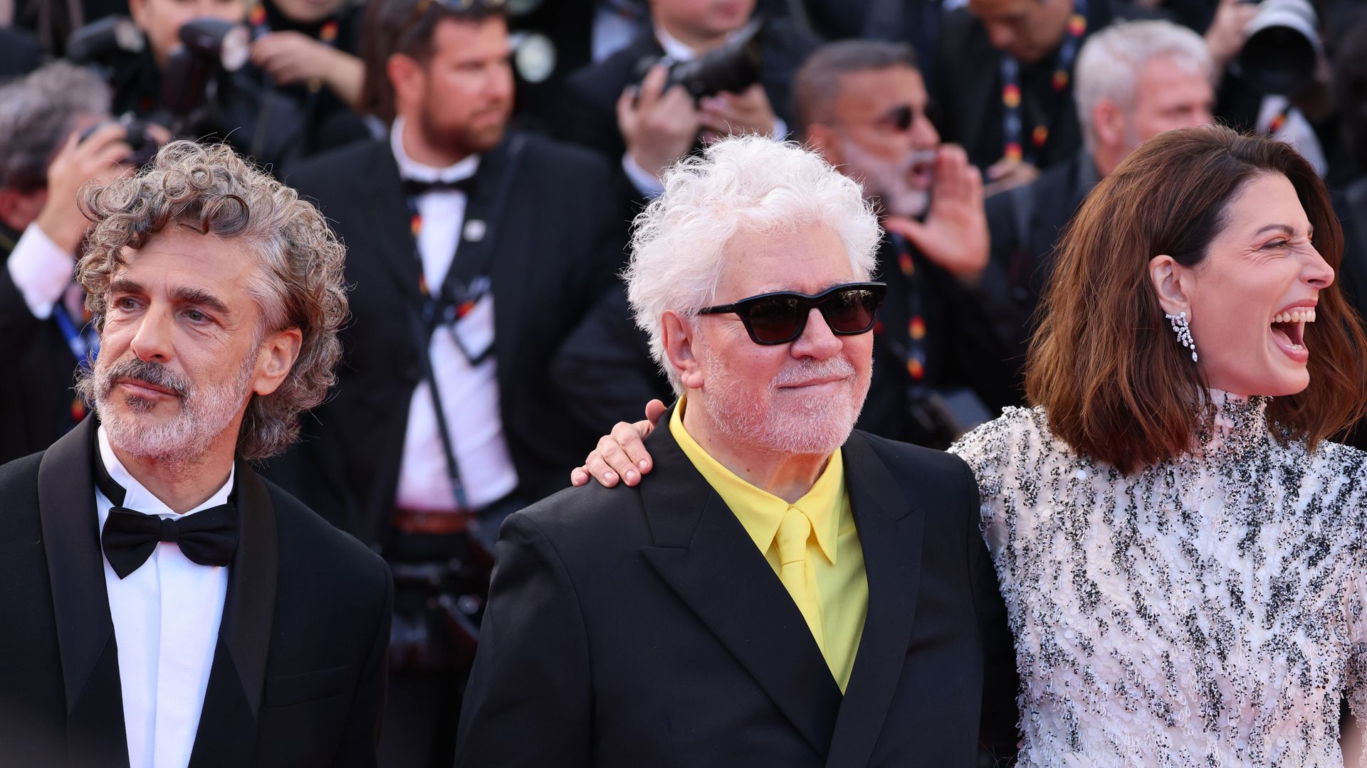 Leonardo Sbaraglia, Pedro Almodovar y Bárbara Lennie en la presentación de 'Amarga Navidad' en el Festival de Cannes