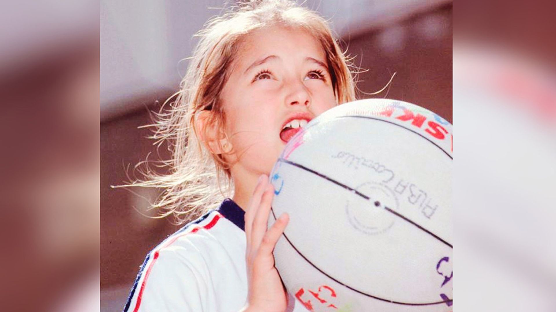 ¿Quién es la conocida colaboradora de televisión que se esconde detrás de la foto de esta niña?