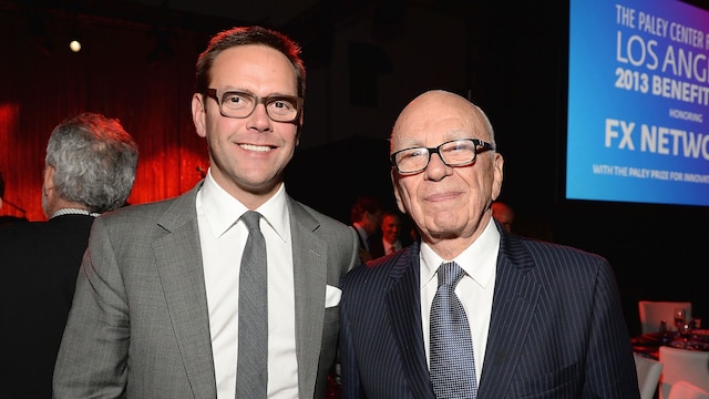 James Murdoch y su padre Rupert Murdoch en una gala benéfica en 2013