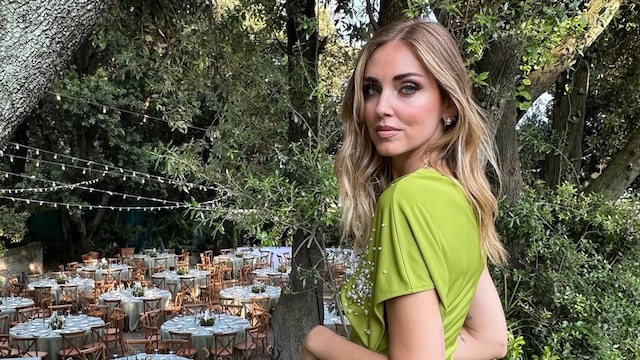 Chiara Ferragni en una boda en Nápoles con vestido verde y sandalias planas
