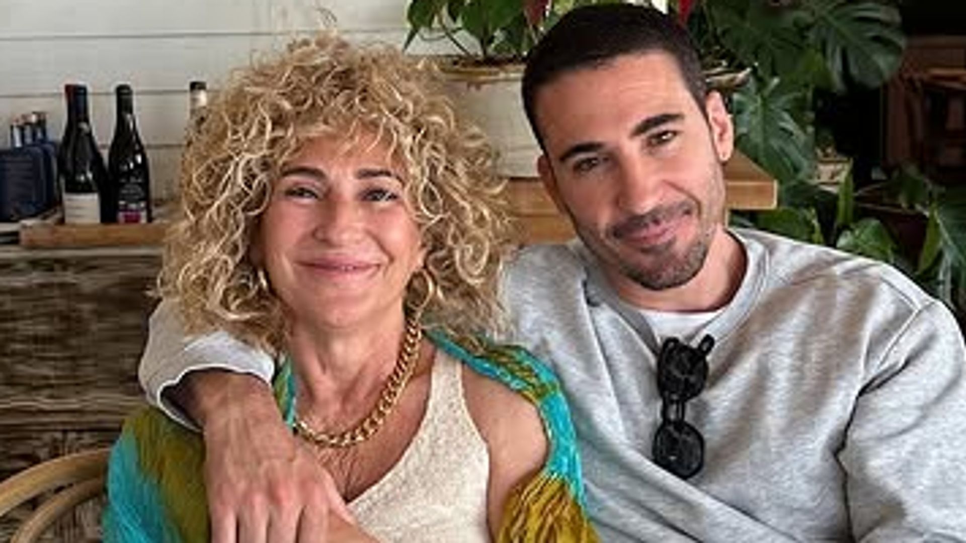 Miguel Ángel Silvestre felicita a su madre