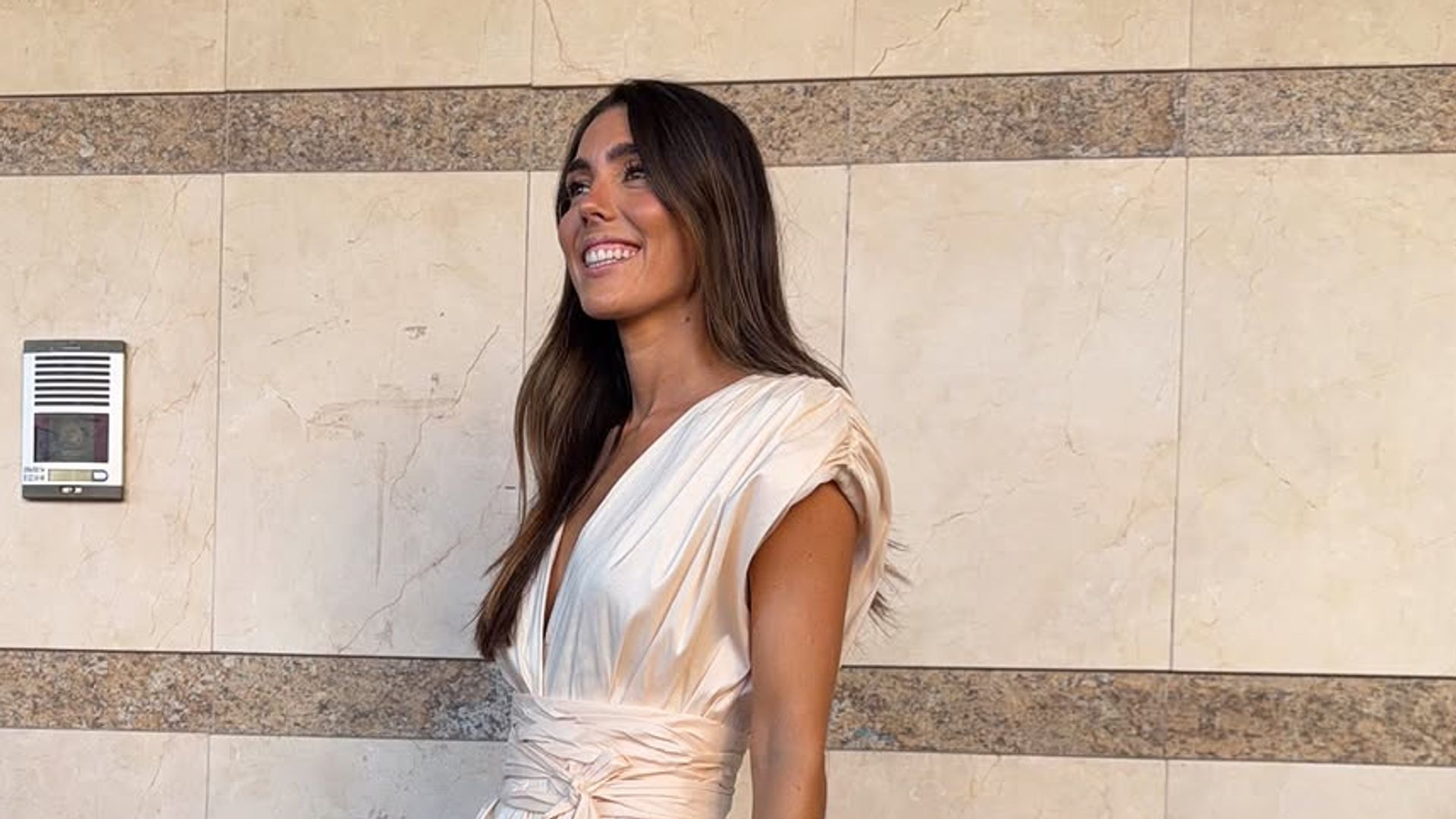 Anna Padilla se casa en la notaría con un conjunto de Bimani con pantalón bombacho y top dos en uno
