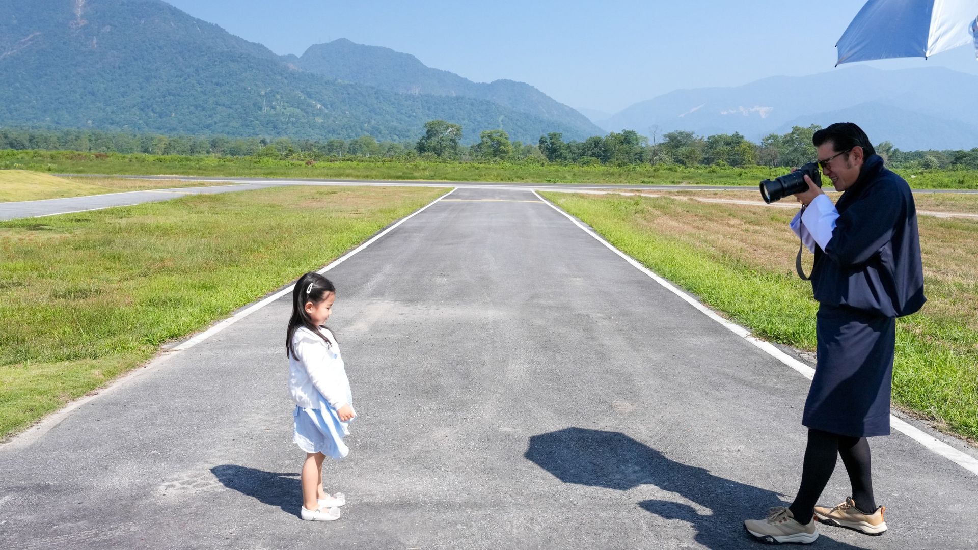 La princesa de Bután, de 3 años, fotografiada por su padre