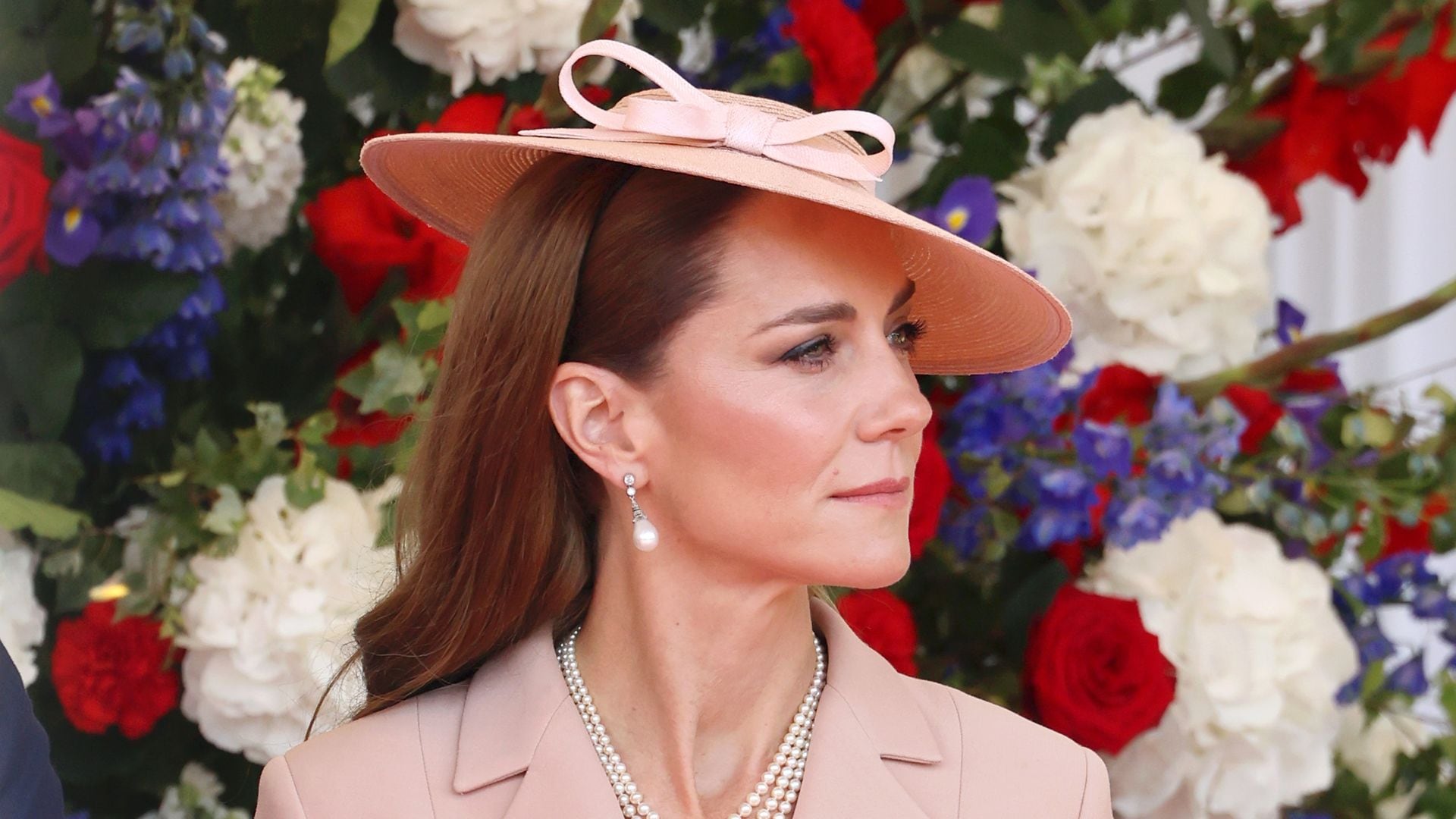 La princesa de Gales, una bailarina elegantísima con falda de red, perlas y tocado ante los Macron