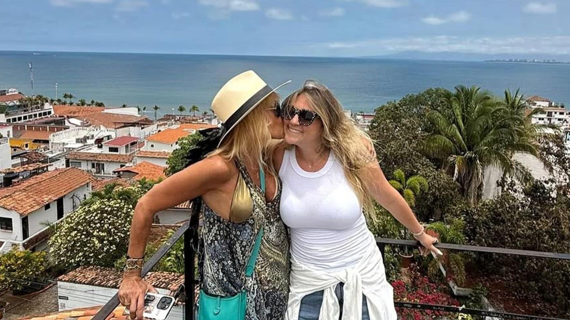 Adela Micha junto a su hija Therese, en Puerto Vallarta.