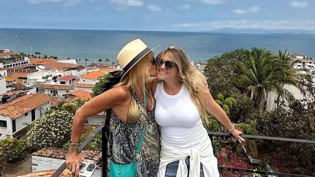 Adela Micha junto a su hija Therese, en Puerto Vallarta.