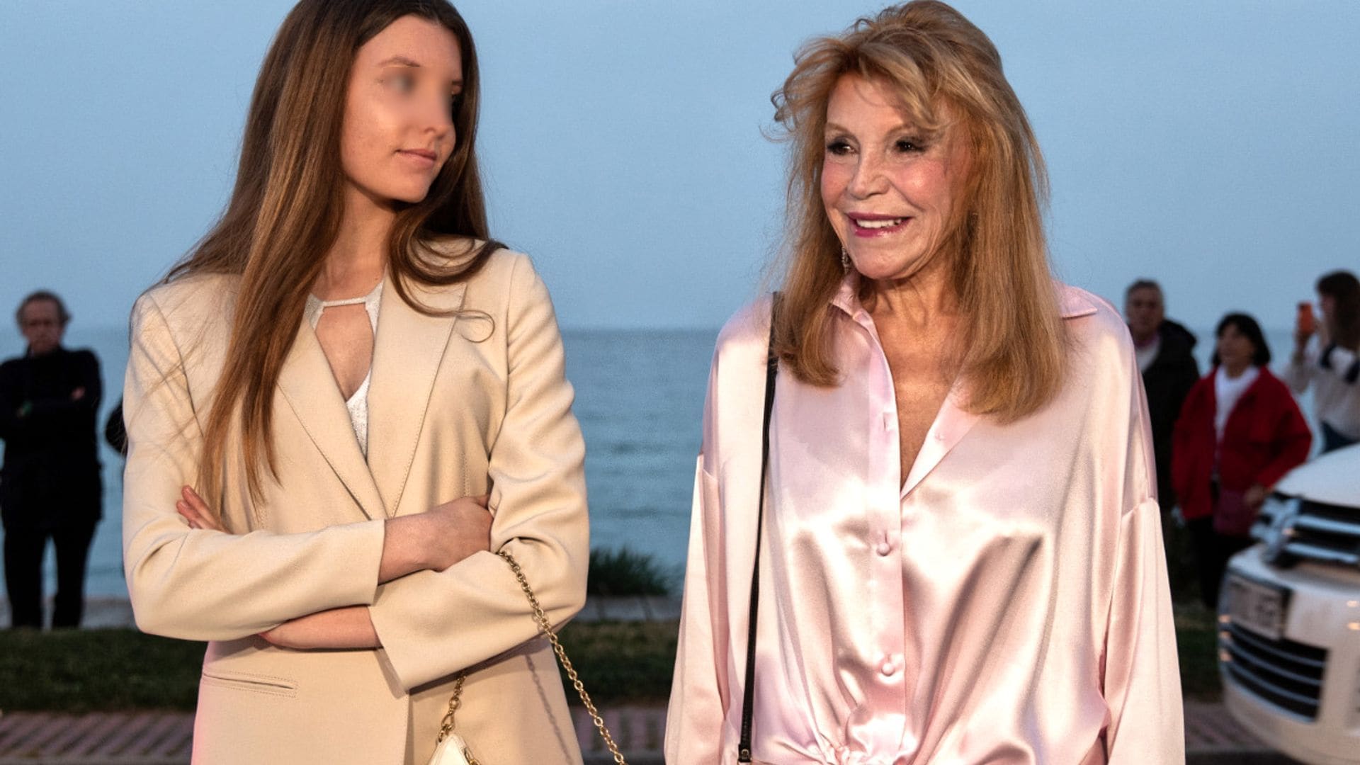 El gran cambio de Carmen, una de las mellizas de la baronesa Thyssen, que posa con su madre en la inauguración de su hotel