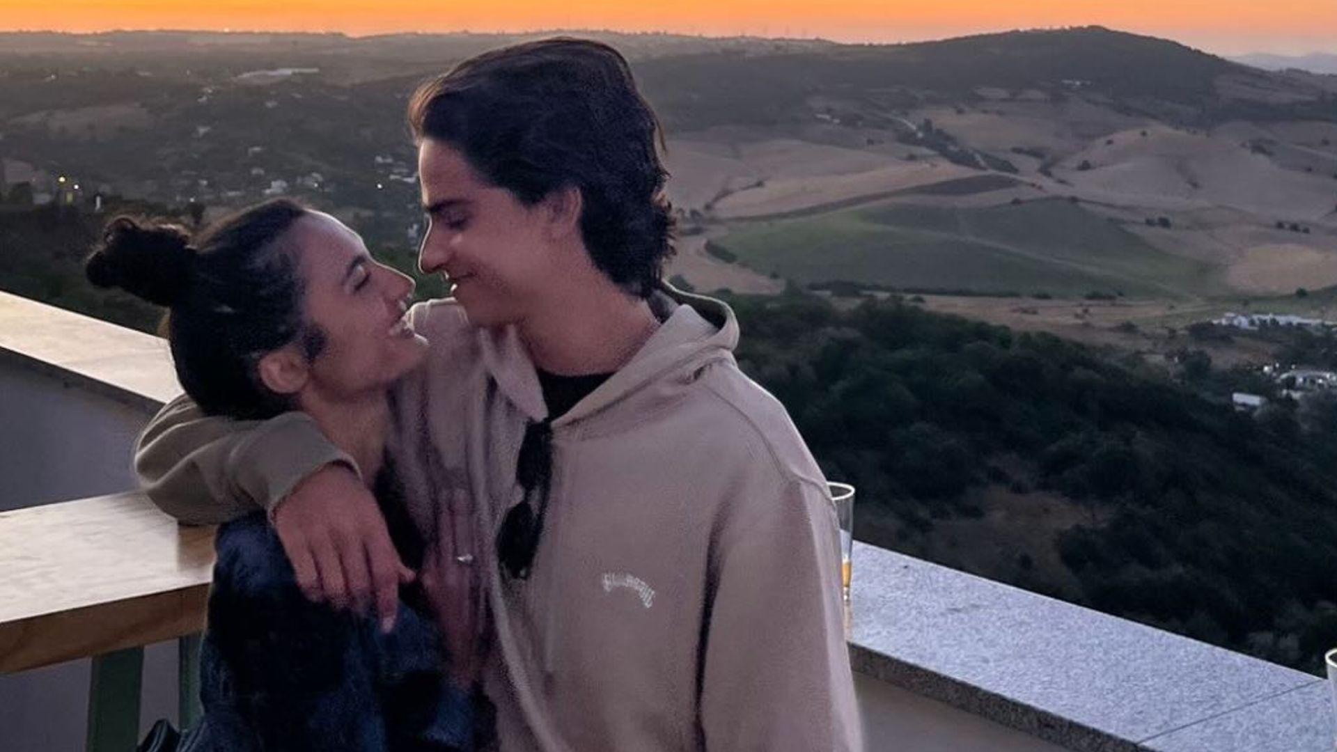 Pedro Antonio, el hijo músico de Rosario Flores, celebra su 20 cumpleaños con la romántica felicitación de su novia Lucía Cepeda