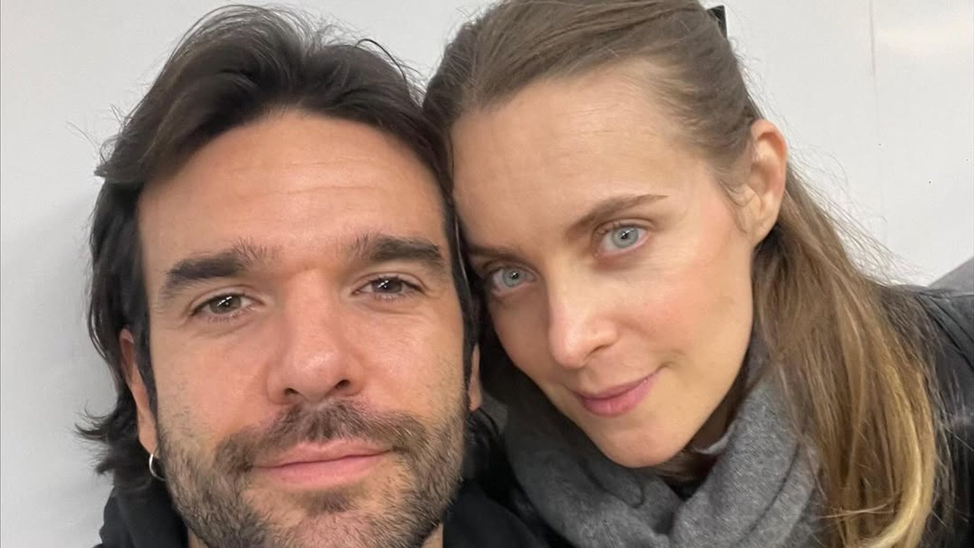 Jon, el hijo de Imanol Arias, junto a su pareja, Alba Ribas