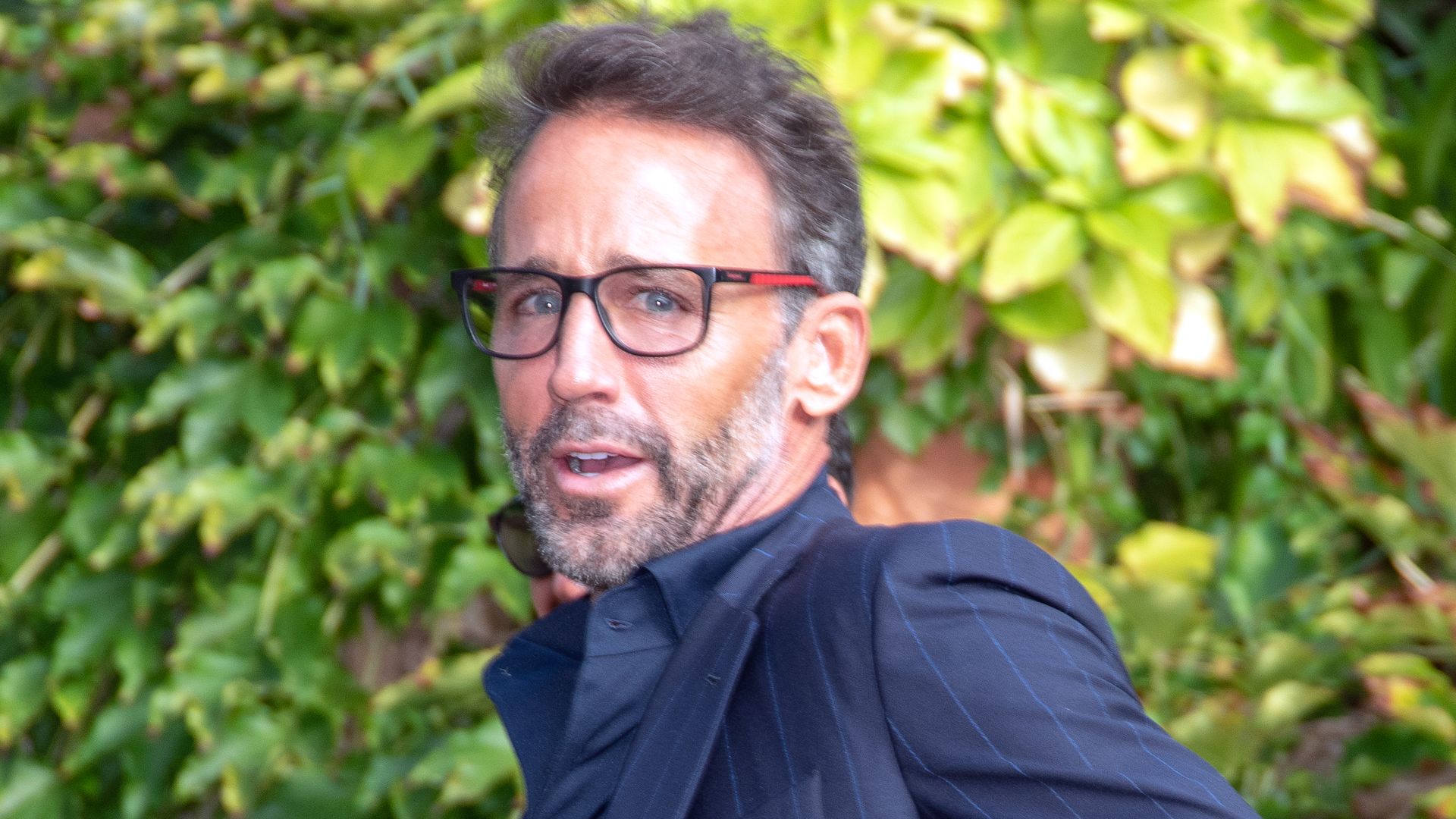 Álvaro Muñoz Escassi llegando a la boda de Jordi Cruz
