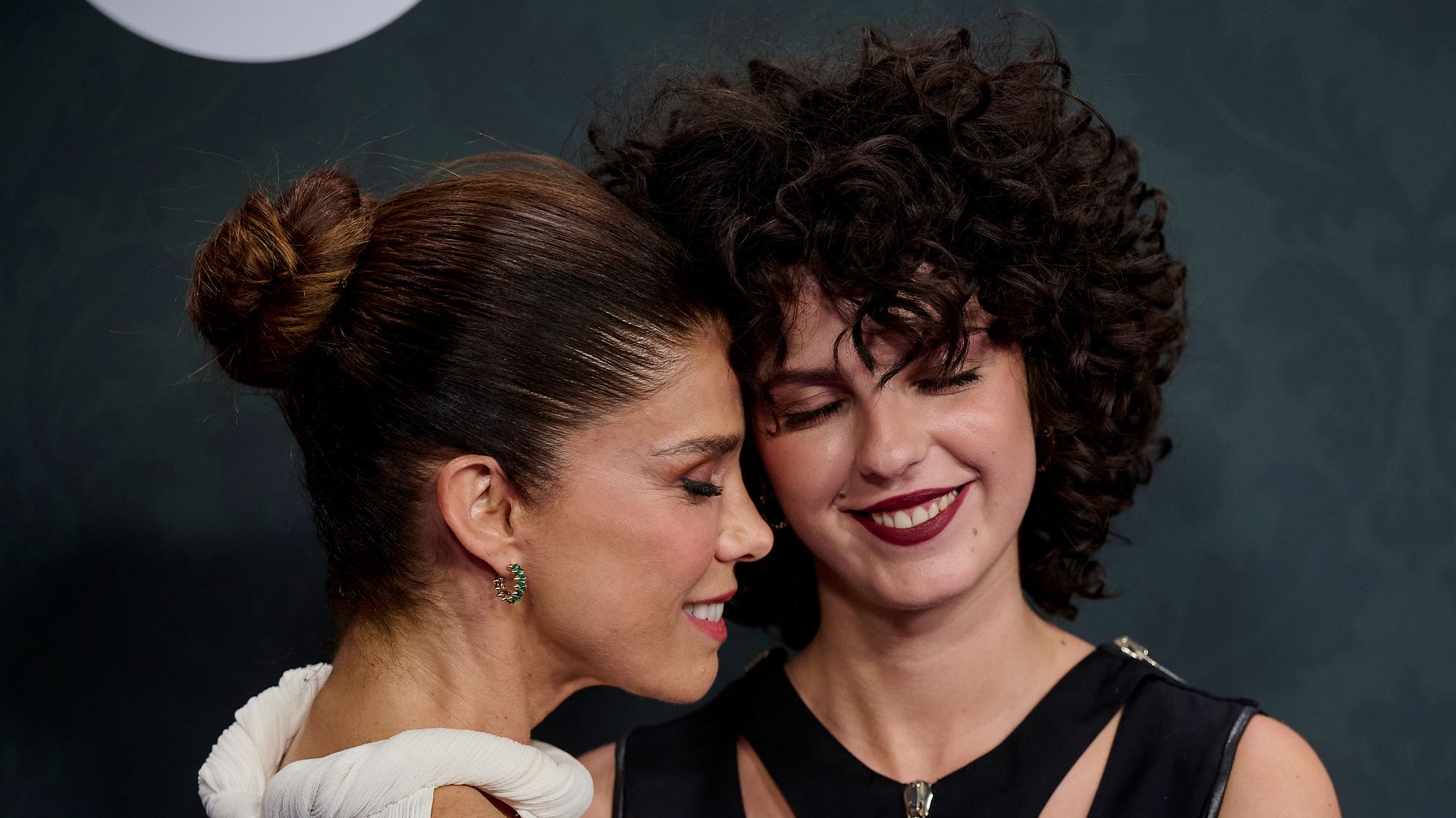 Lola Alterio debuta por todo lo alto junto a su madre y Elsa Pataky en la serie que ya está dando que hablar