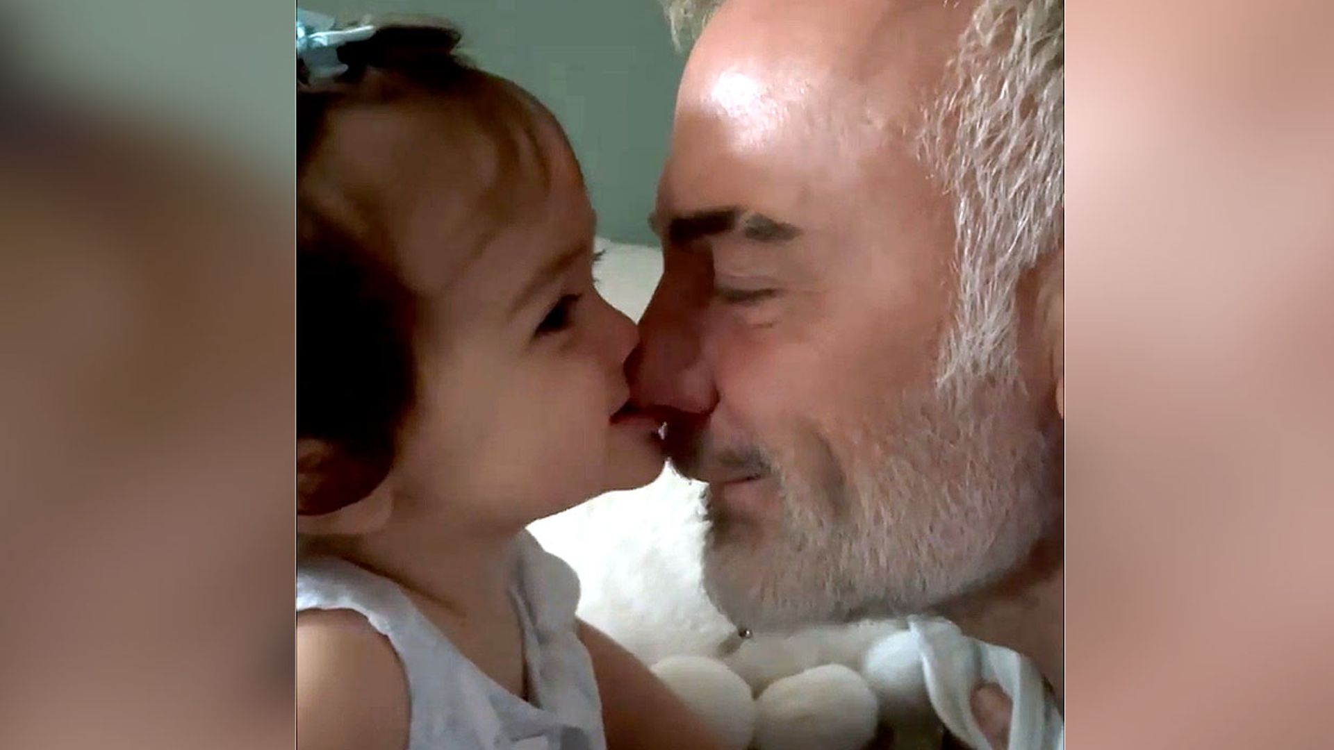 A Gianluca Vacchi se le cae la baba con la pequeña Blu Jerusalema mientras... ¡se 'come' su nariz!
