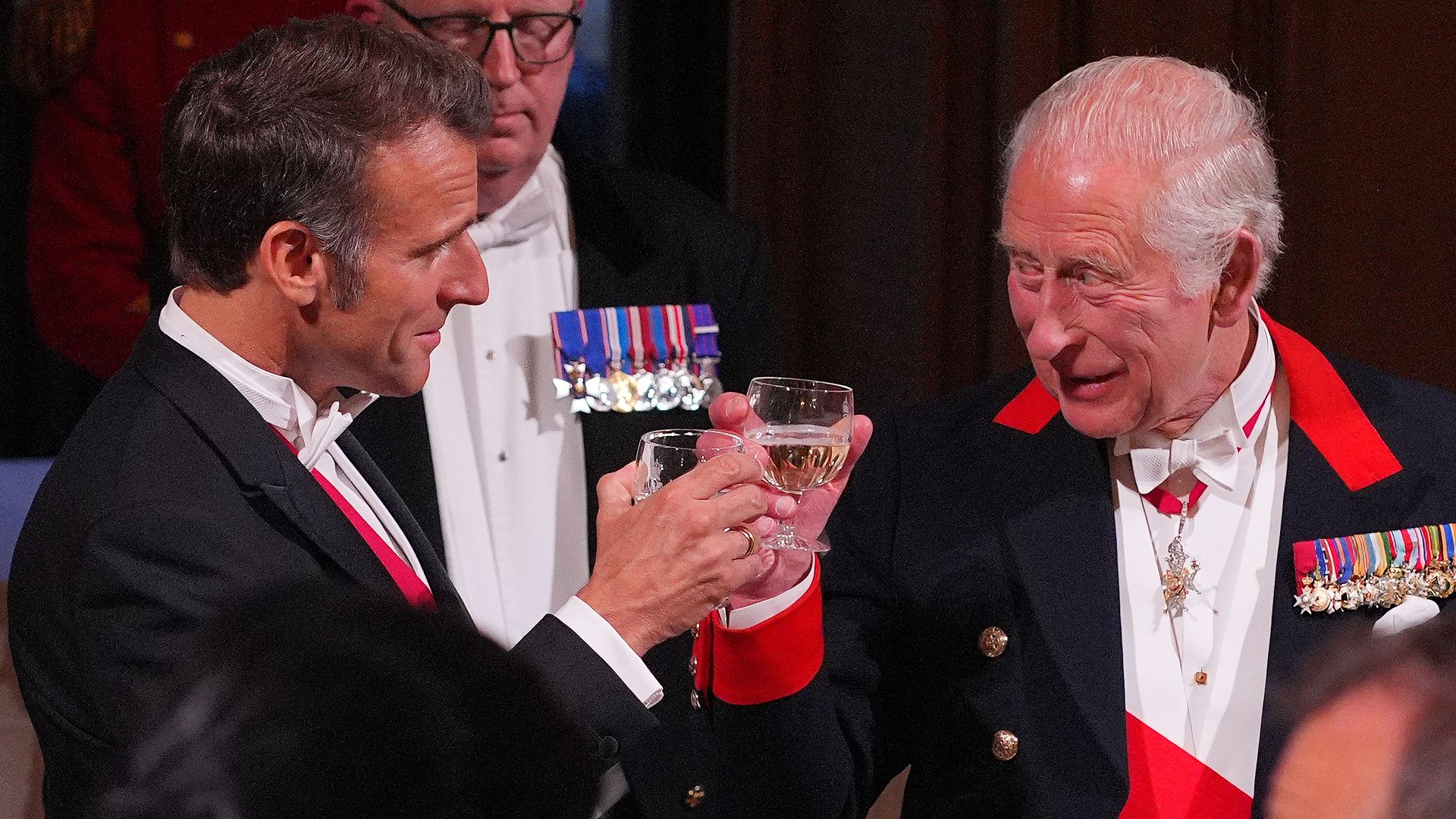 El increíble vídeo de cómo se transformó el salón de San Jorge en Windsor para la cena de Estado con Macron