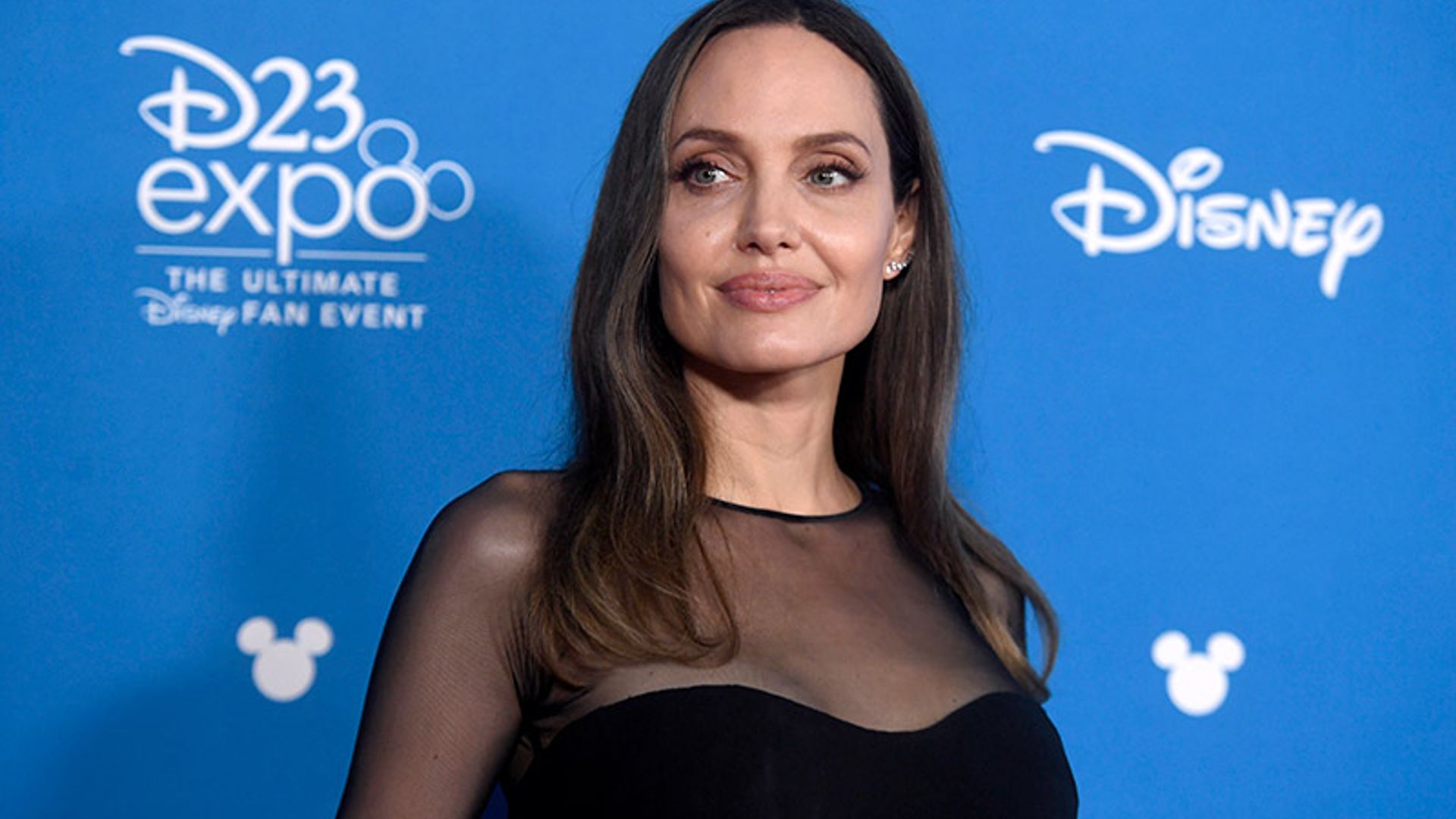 Angelina Jolie y la versión 'midi' de su vestido con abertura más famoso