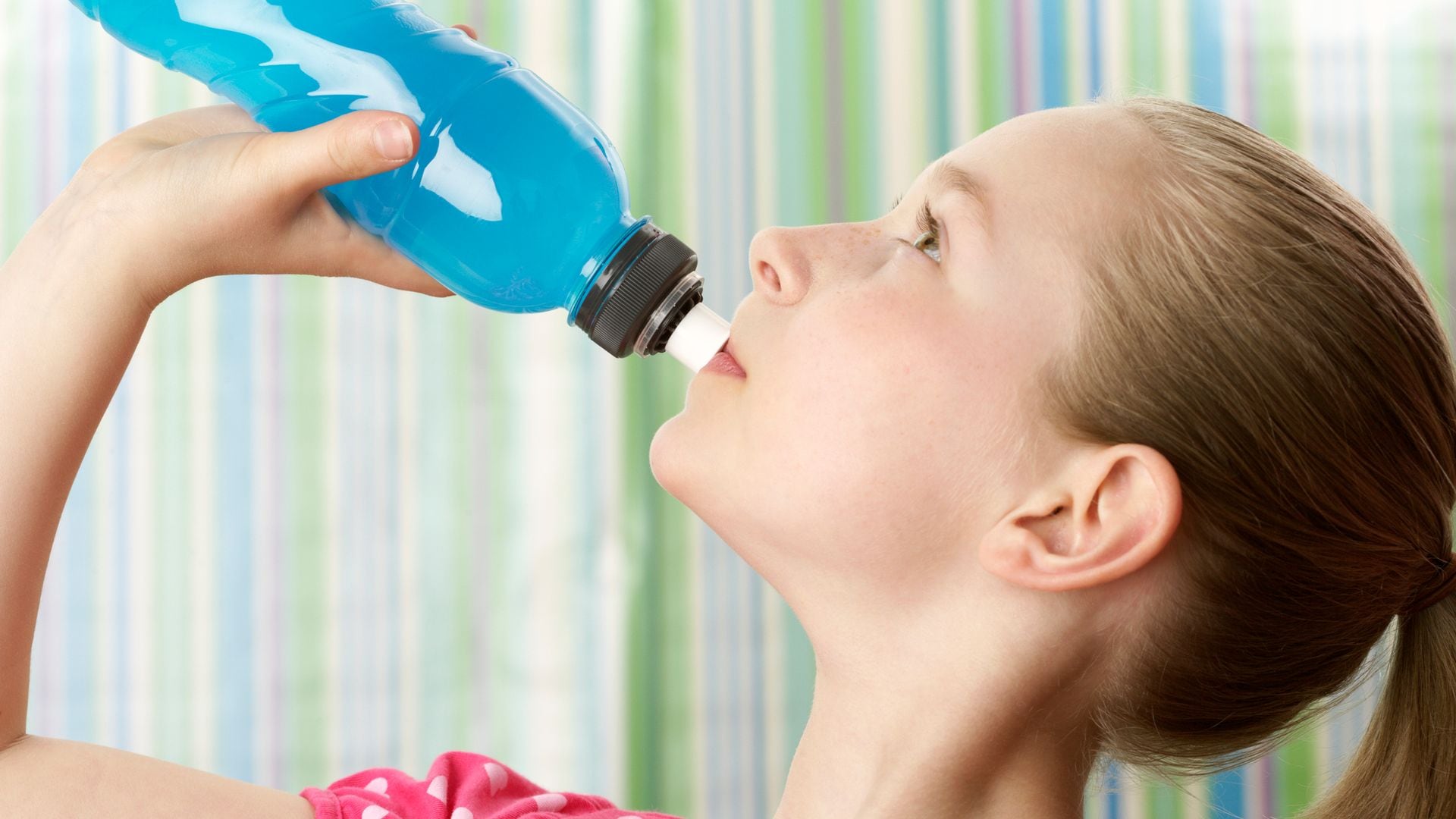 Niña toma una bebida energética