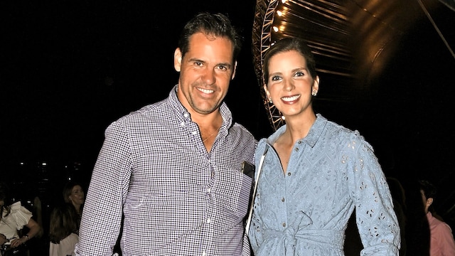 Plano entero de Margarita Vargas y Luis Alfonso de Borbón en unas fiestas