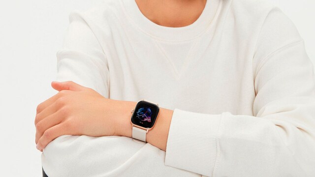 Mujer con reloj Amazfit con correa beis