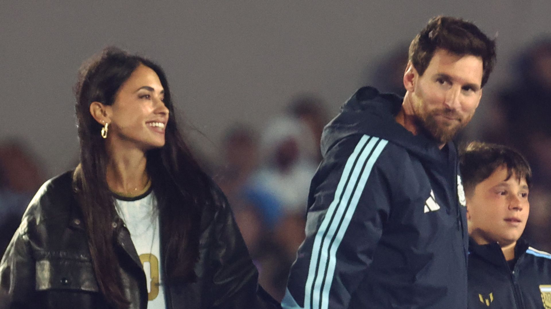 Lionel Messi y Antonela Roccuzzo con sus tres hijos en el Estadio Monumental el 6 de octubre de 2026.