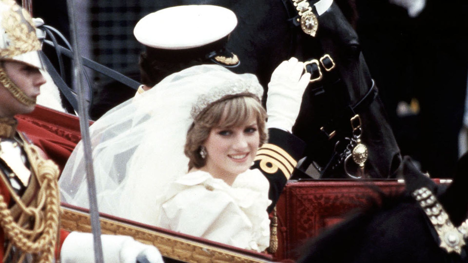 Los príncipes Harry y Guillermo dan su consentimiento para exponer el vestido nupcial de Lady Di
