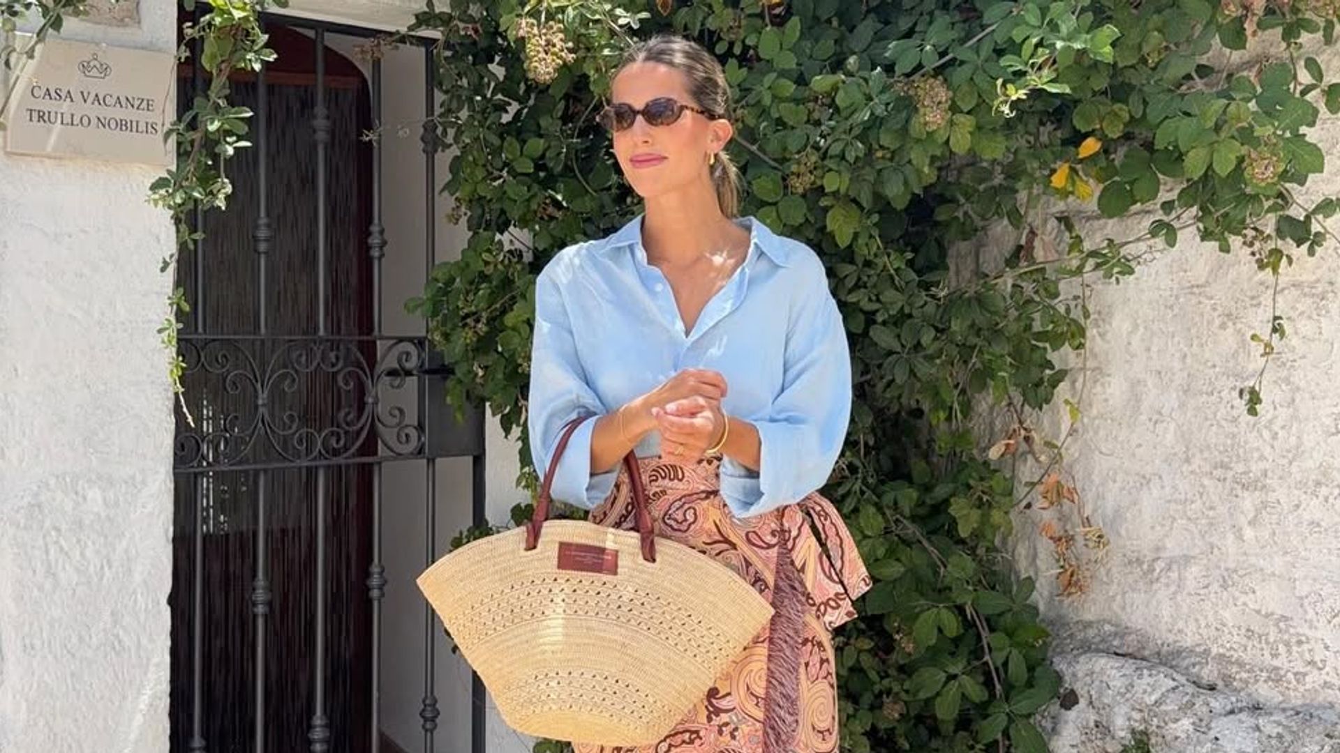 Camisa clásica y falda midi, la combinación perfecta para co