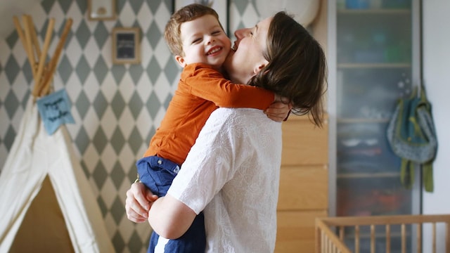 madre con su hijo en brazos