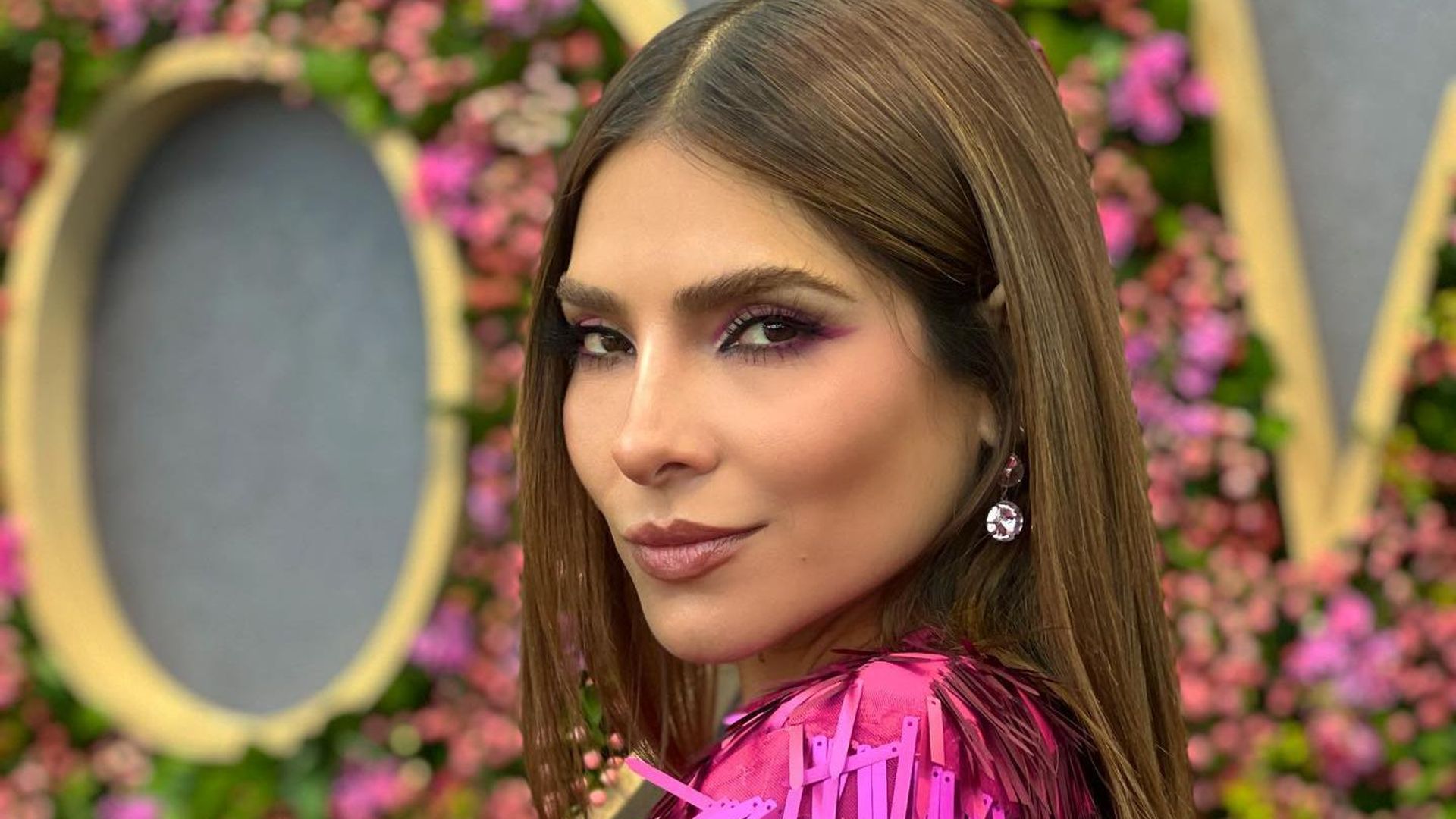 Alejandra Espinoza se adelanta al verano y presume su abdomen en bikini