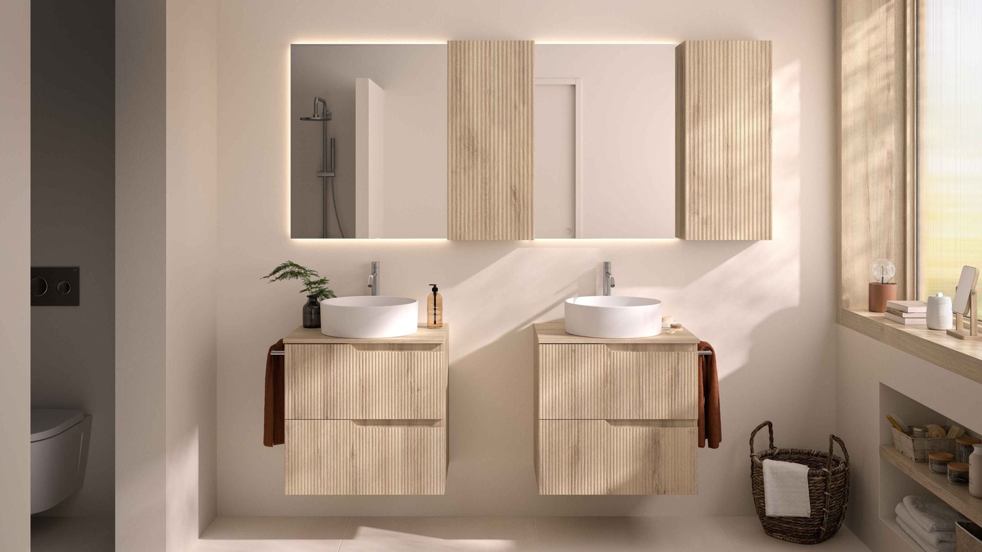 Baño para dos con mueble bajolavabo doble de madera suspendido, dos espejos, ventanal, alféizar ventana con adornos y velas, cesto, alfombra de fibras vegetales