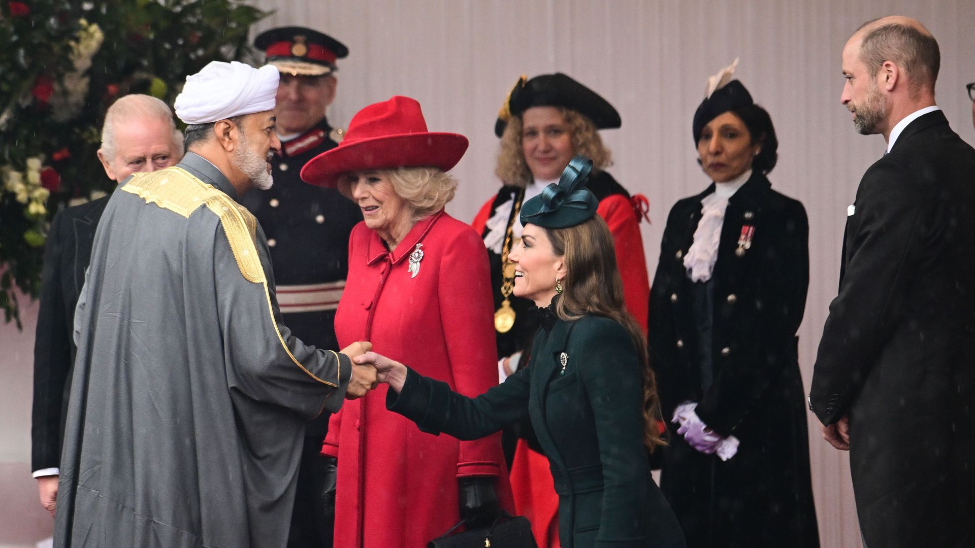 Kate Middleton le hace una reverencia al sultán de Omán, durante su visita de Estado a Reino Unido el 20 de octubre de 2026