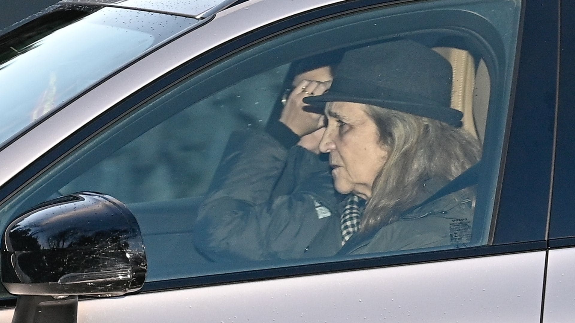 La infanta Elena y Victoria de Marichalar saliendo de Zarzuela