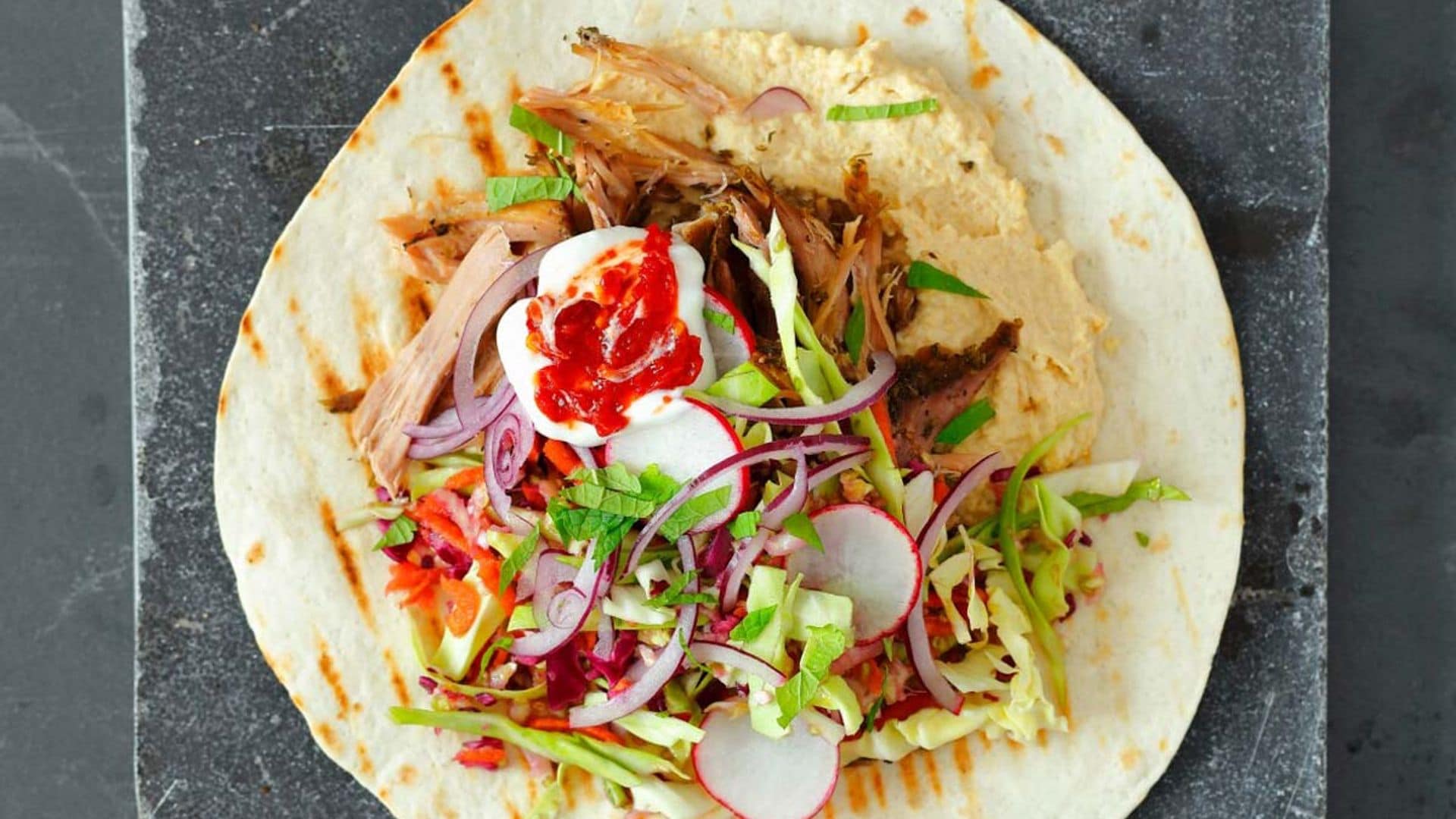 Tacos de 'pulled pork' con humus y ensalada de col