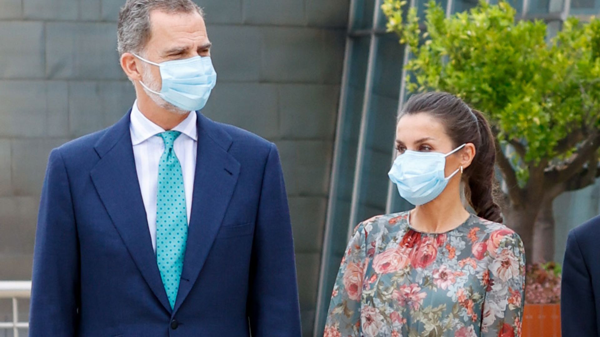 Doña Letizia recupera, con alpargatas, el vestido de flores de Zara que estrenó en 2017