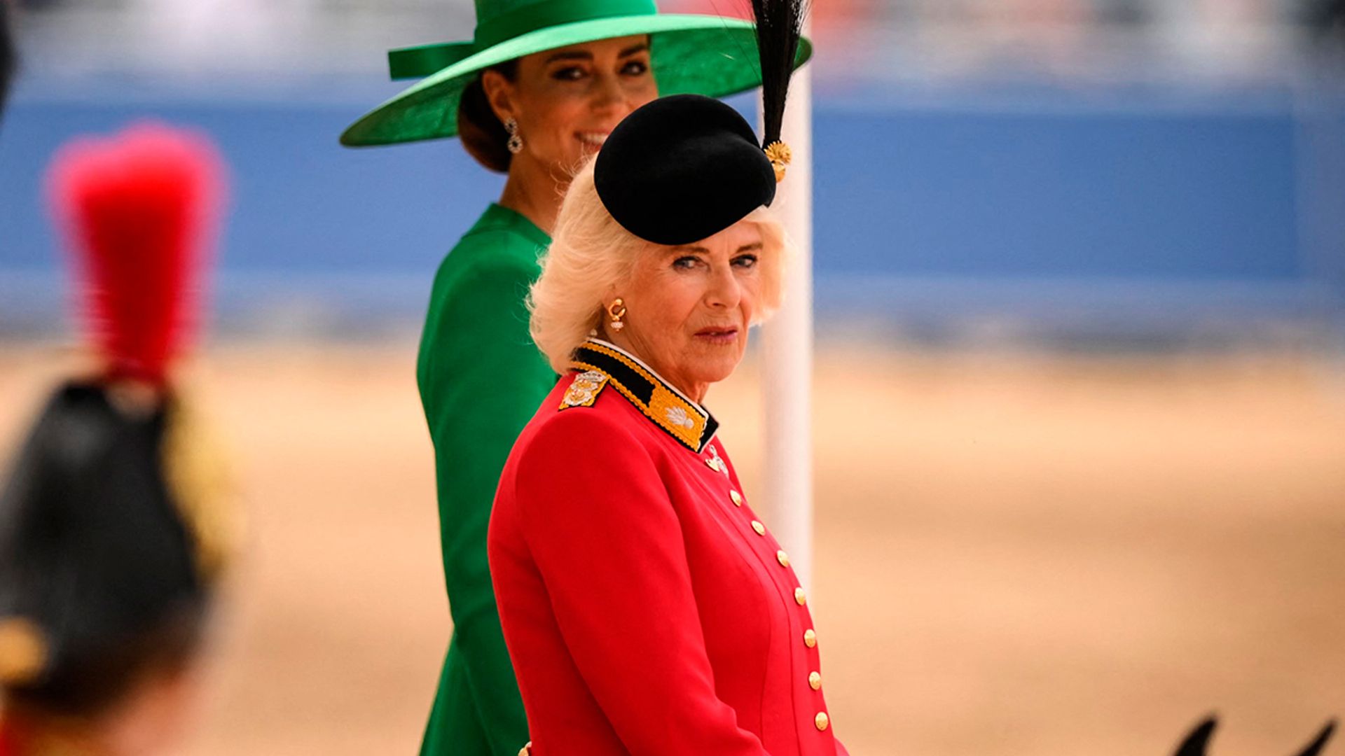 La reina Camilla sorprende con abrigo rojo de inspiración militar y elegante boina de terciopelo