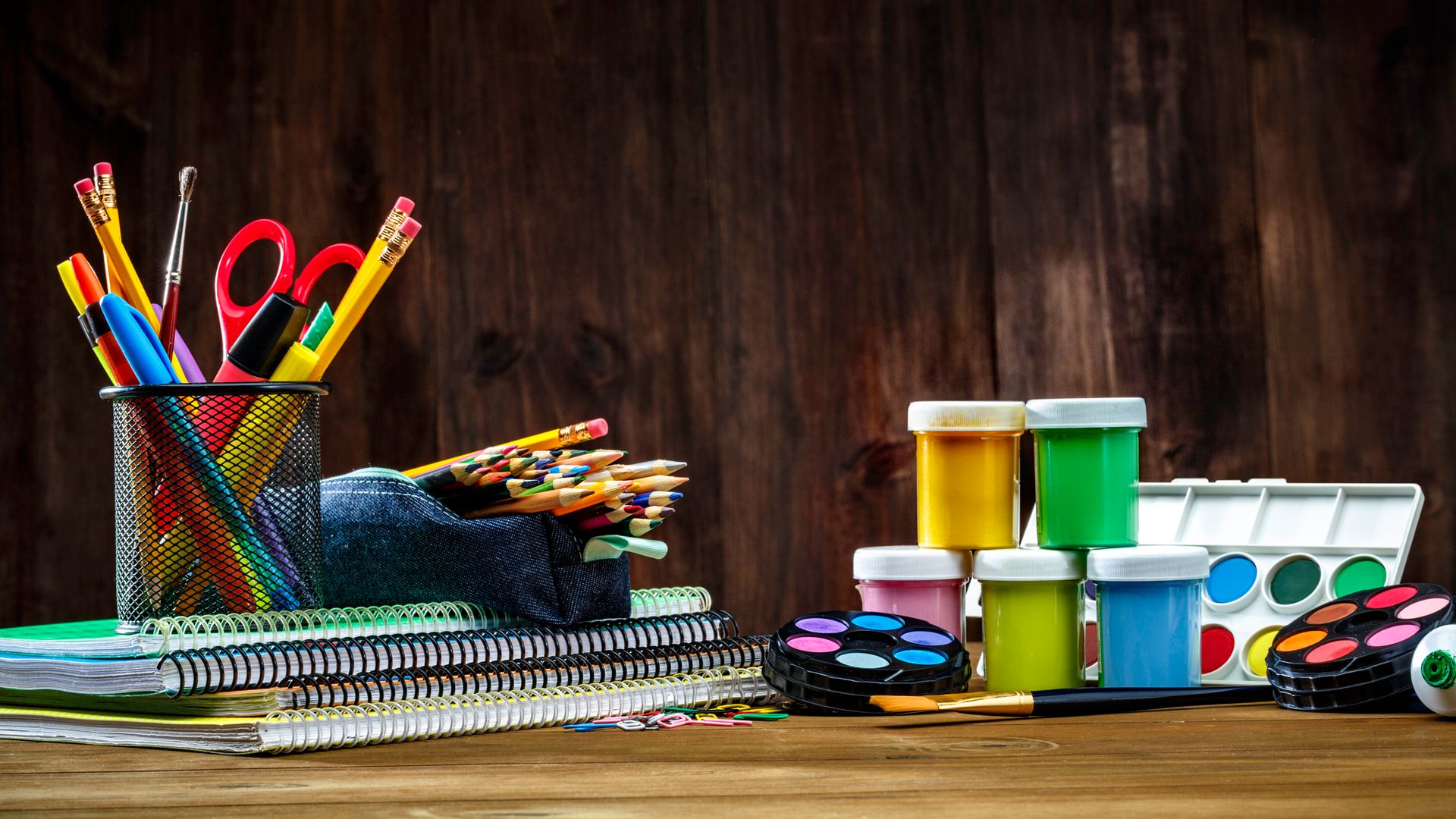 Material escolar de vuelta al cole encima de un escritorio.