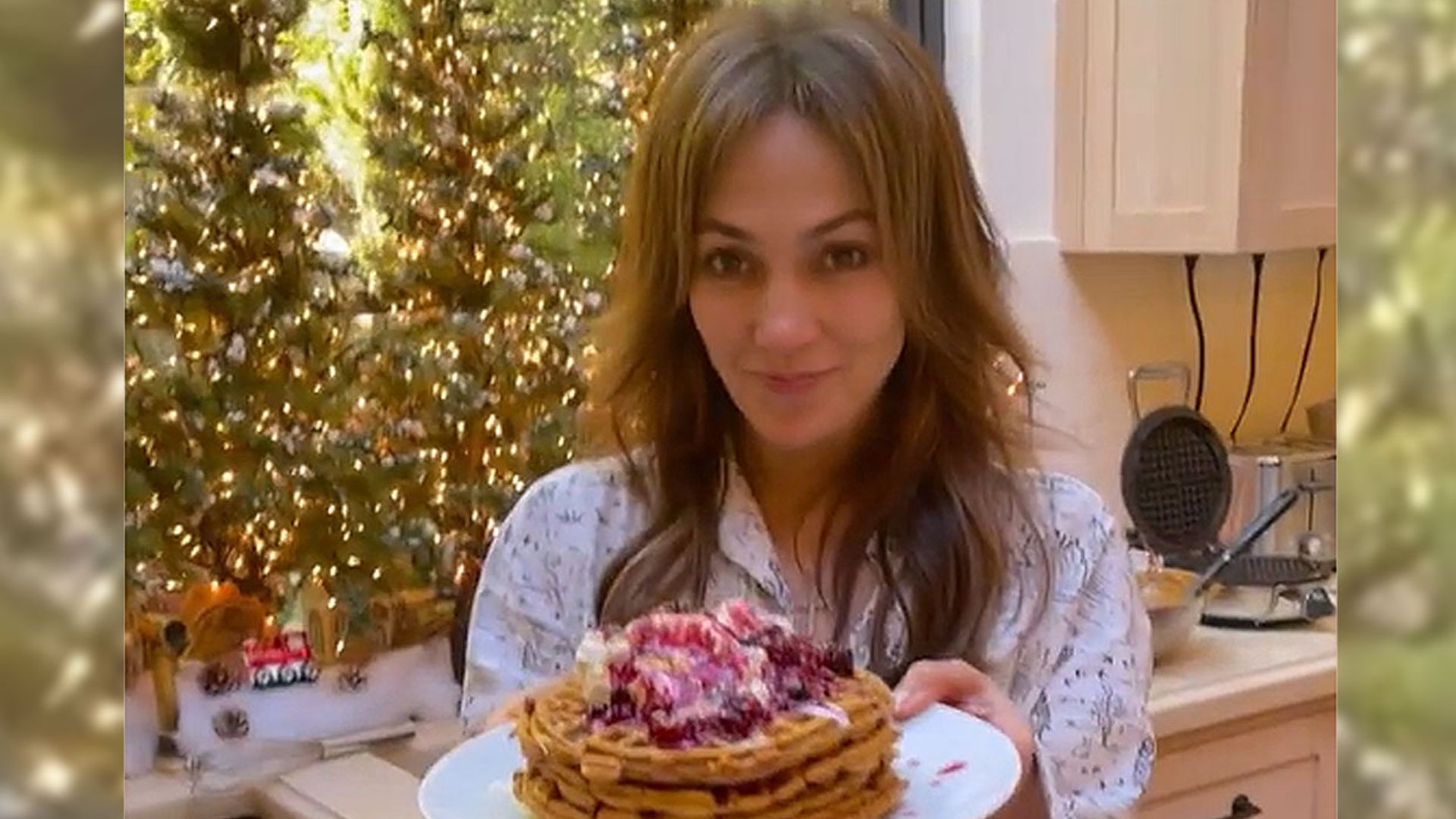 Jennifer Lopez, como nunca la habíamos visto: en pijama, sin maquillar y preparando gofres en familia