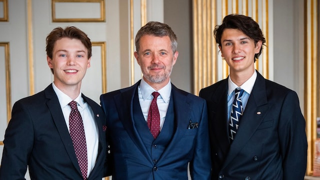 Nicolas y Felix de Dinamarca, condecorados por su tío el rey Federico de Dianmarca 