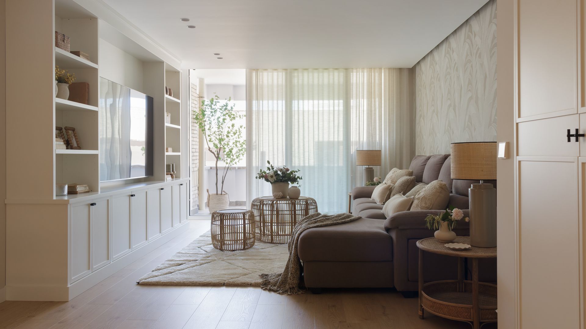 Salón con mueble a medida, diseño de Natalia Marchal Estudio Interior