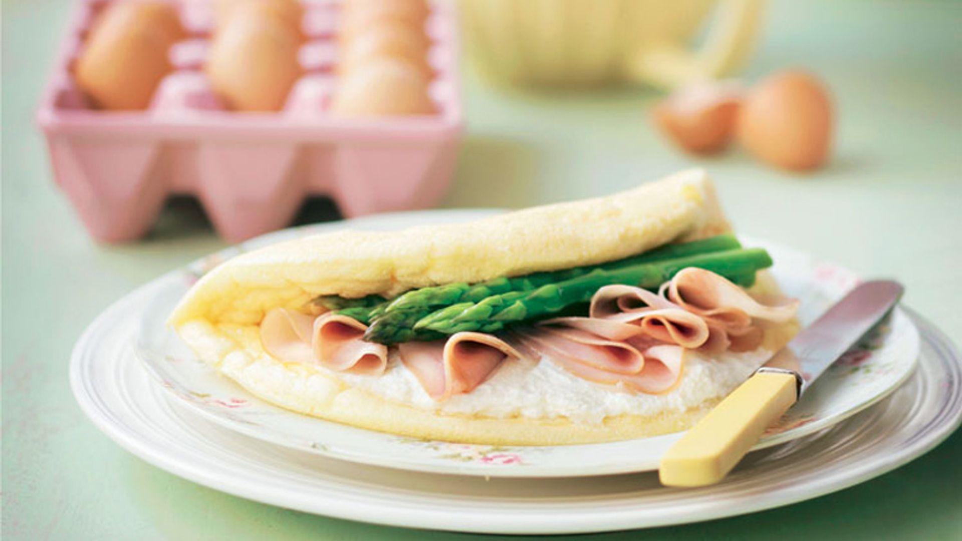 Tortilla esponjosa rellena de jamón y espárragos