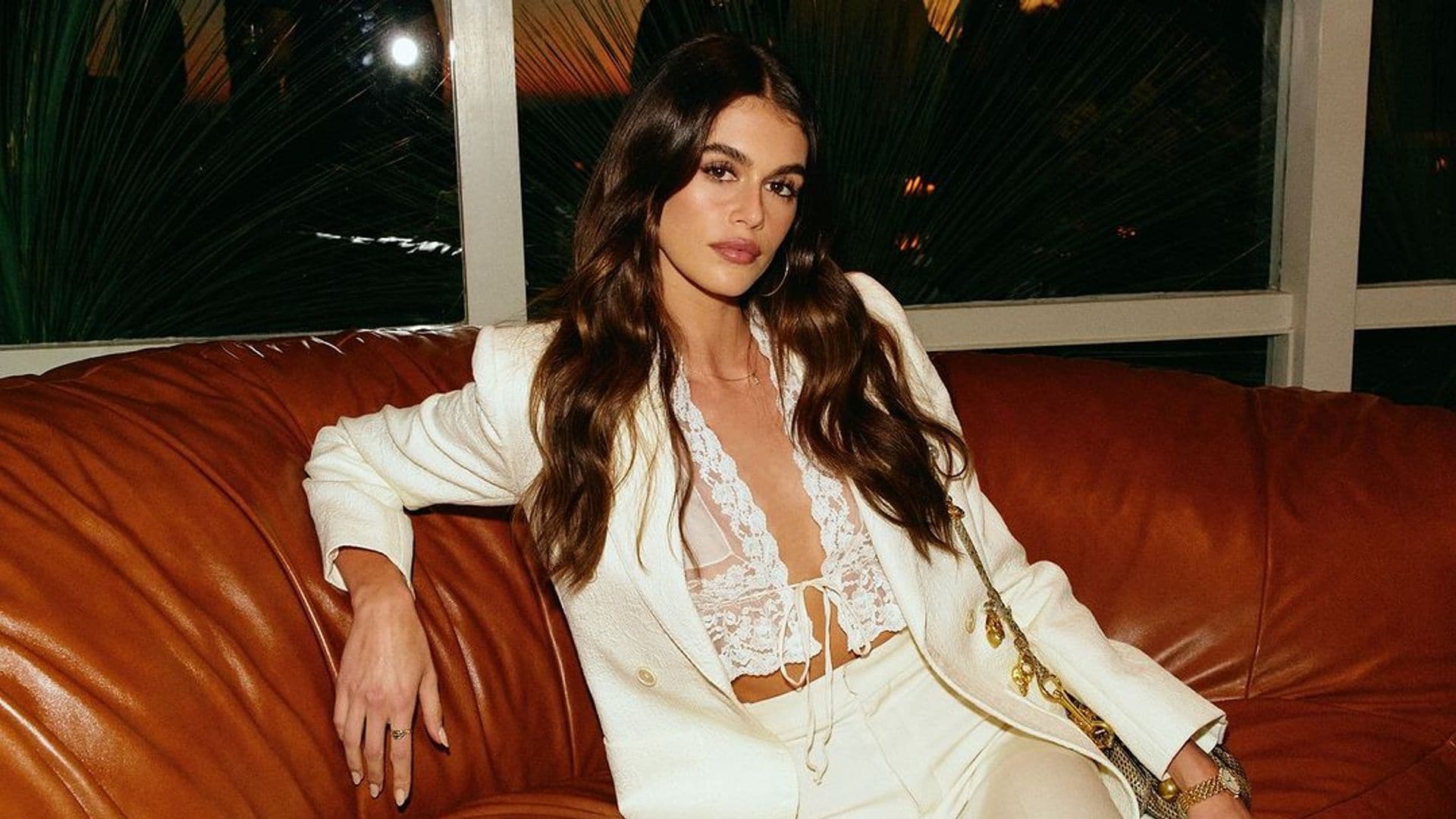 Kaia Gerber se rinde al ‘boho chic’ en Los Ángeles con traje sastre de inspiración nupcial y top de encaje