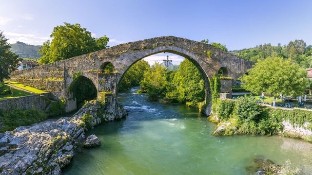 puente medieval de cangas de onis asturias